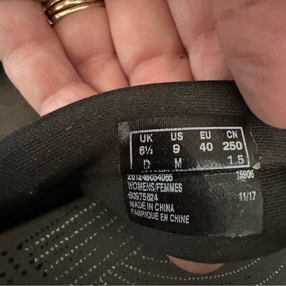 WOMEN'S CLARKS ARLA GLISON CLOUDSTEPPERS FLIP-FLOPS Size 8 Worn 3-4 Times - Picture 7 of 7